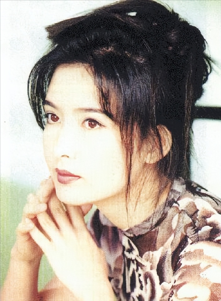 在光鲜亮丽的香港娱乐圈,周慧敏的名字可谓家喻户晓.