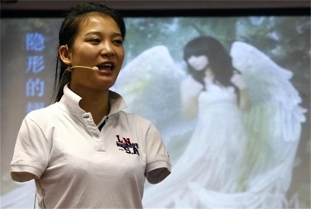 回顾断臂女孩雷庆瑶不幸触电3岁截肢却靠双脚逆袭成公益明星