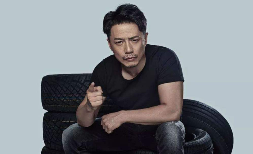 53岁刘奕君对比50岁段奕宏长相相似却走上截然相反的道路