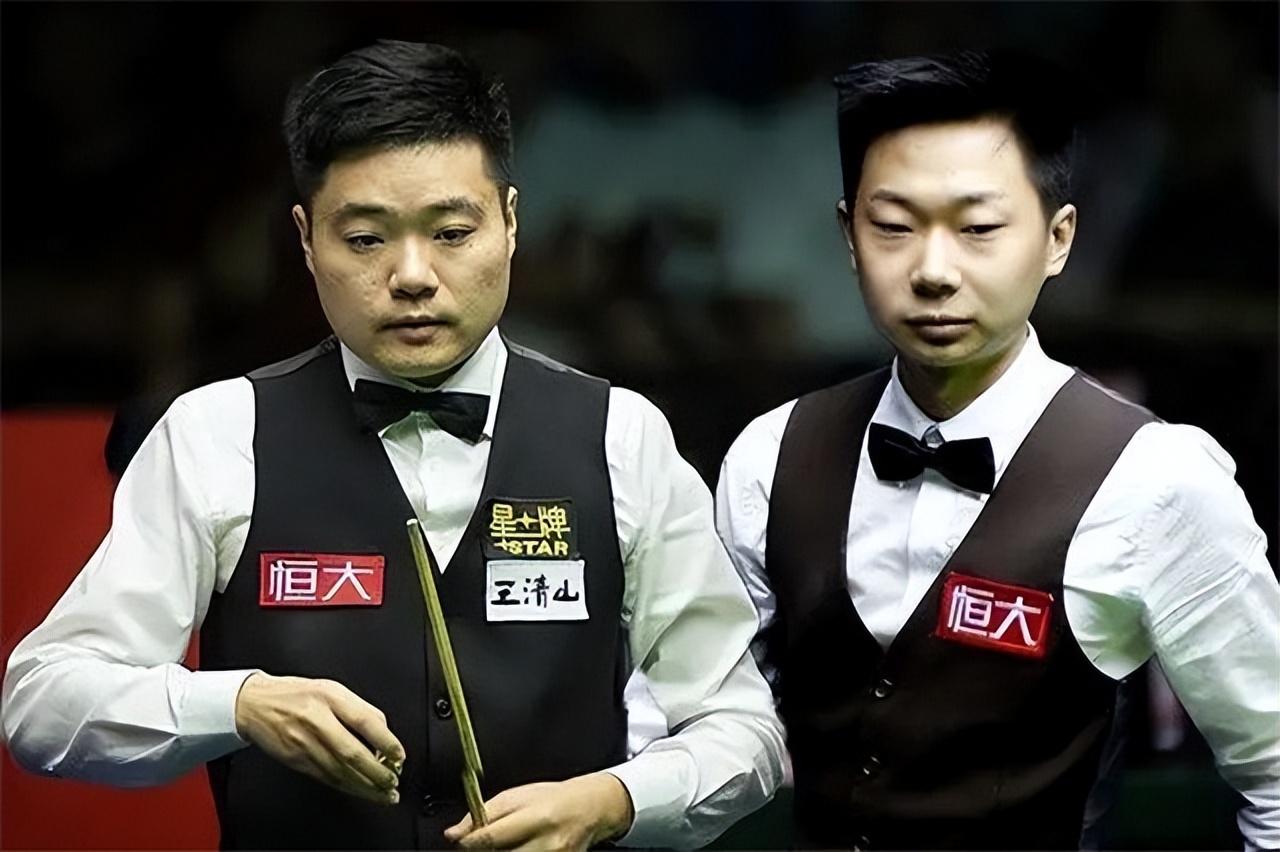 回顾丁俊晖晒一家三口合影娇妻明艳动人40岁潘晓婷却仍单身