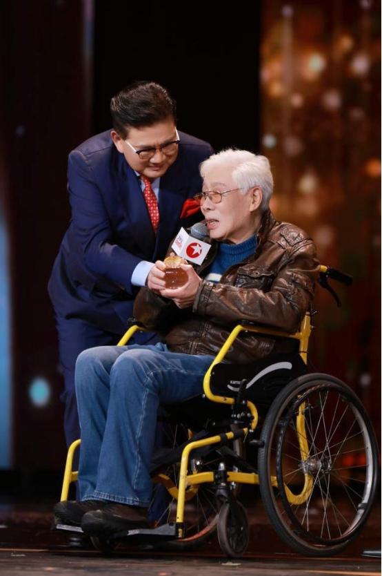 能让所有人站起来鼓掌的除了90岁的游本昌就是88岁的焦晃了