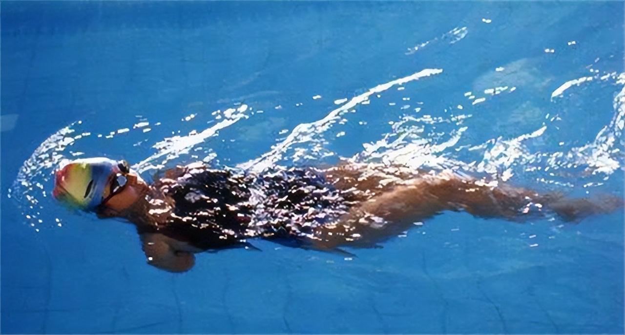 《隐形的翅膀》中有不少游泳的戏份,雷庆瑶表现得异常出彩.