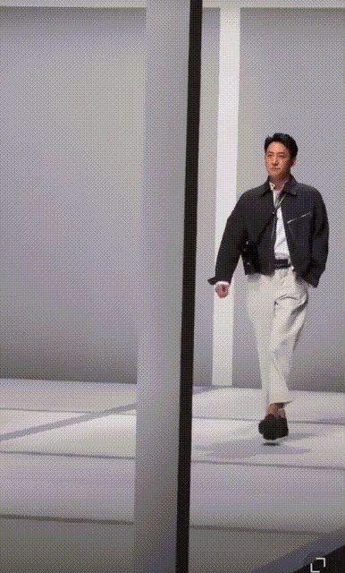 爱马仕跨界秀王阳手插口袋高低肩武大靖屁股翘水哥表情僵硬