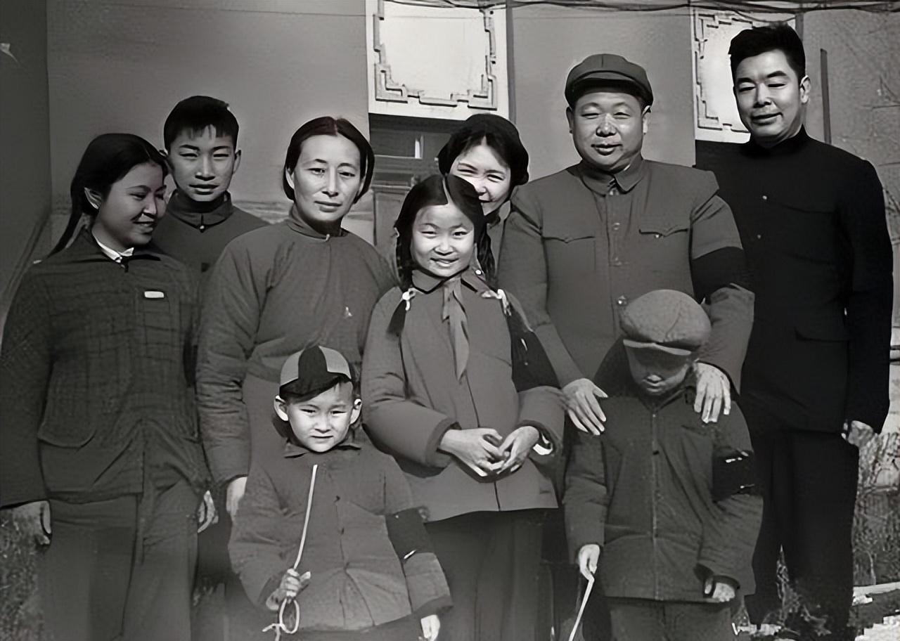 1943年陈赓说要把妹妹嫁给陈锡联陈锡联大笑你的妹妹不合适