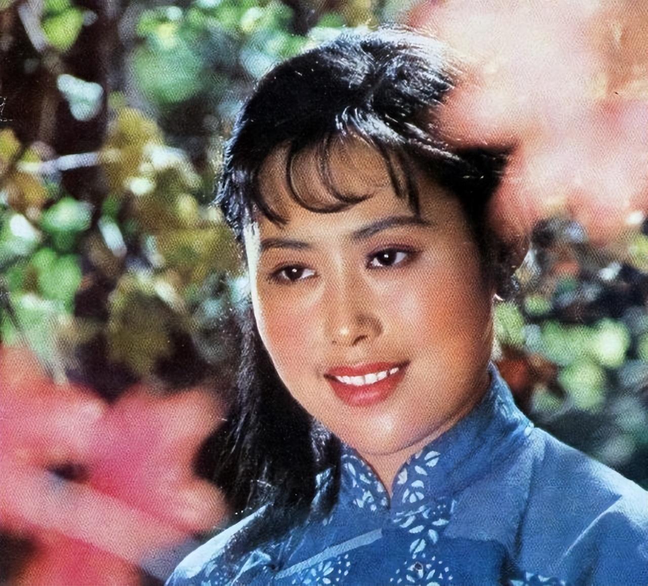 敖醒晨并不像孙天相一样脾气暴躁,他对待斯琴高娃温柔体贴.