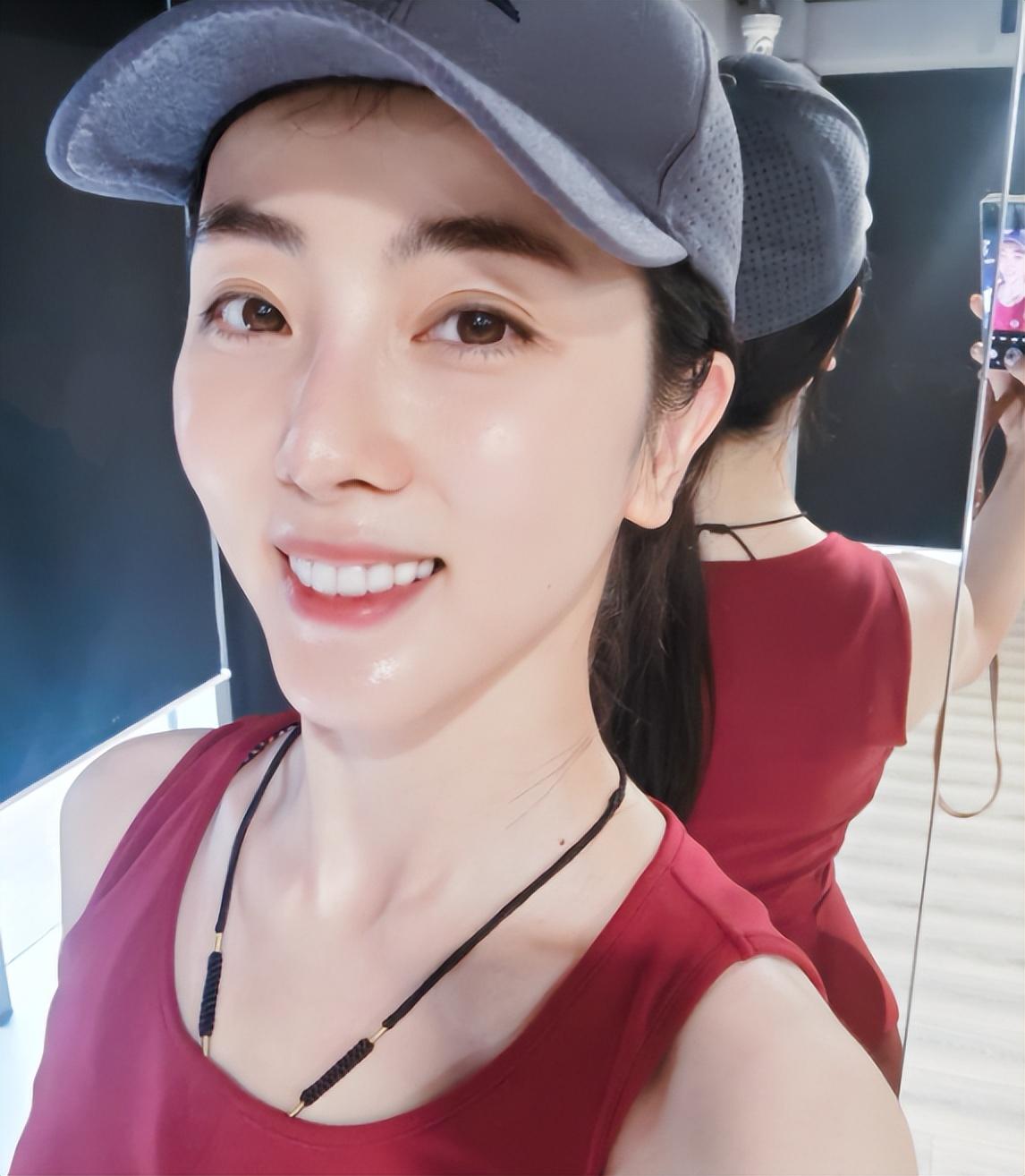 回顾央视李思思3年生2娃放弃事业选择家庭如今的她幸福么