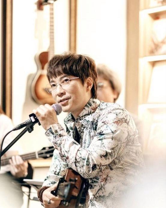 57岁邰正宵举行签唱会,面容年轻斯文无老相,与歌迷互动感动泪崩