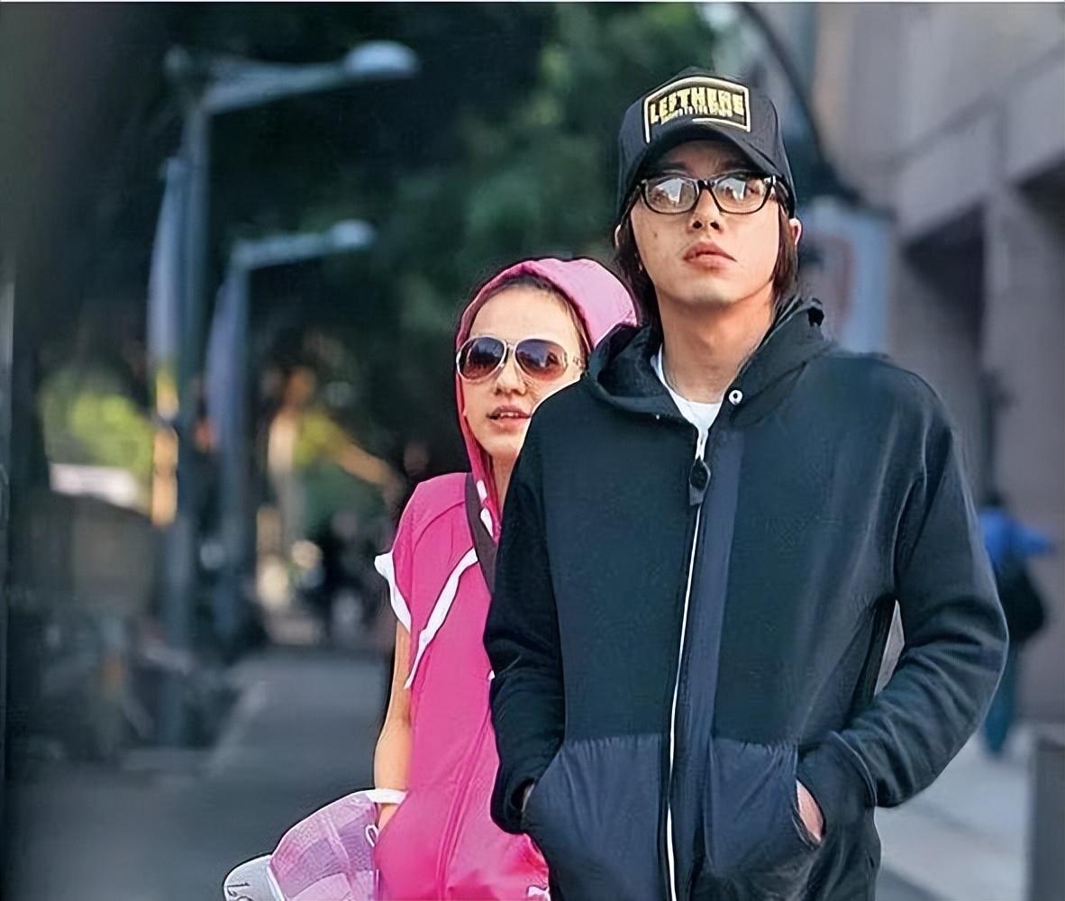 在《单车上路》中,与李运庆相识相恋,可没过多久,两人就宣告分手.