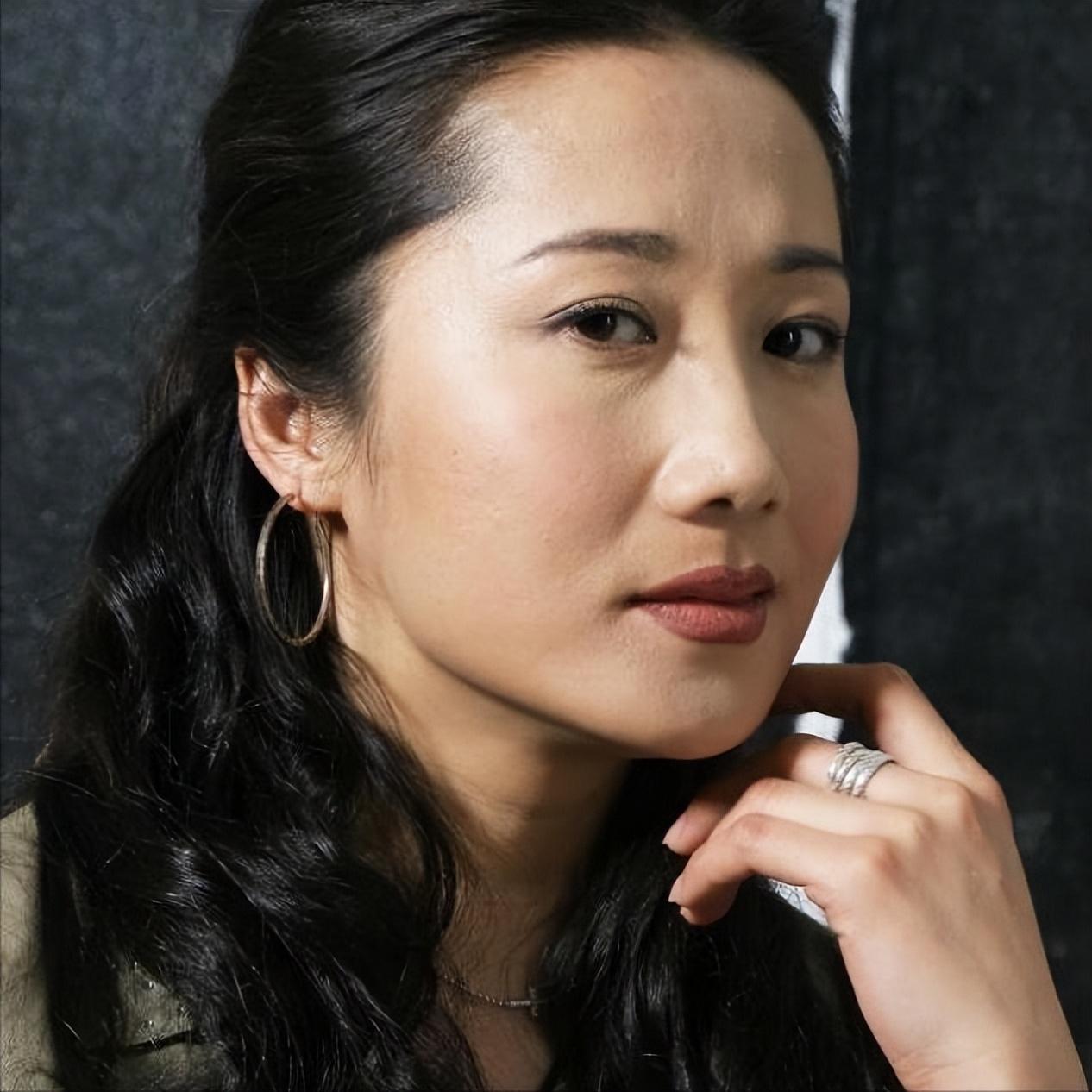 郭虹:凭《伪装者》火出圈,54岁单身未婚,母亲是她坚强的后盾
