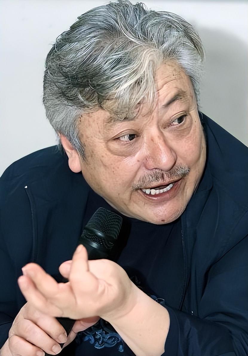 他是演艺圈渣爹代表人到中年一炮而红在家缺失女儿奴