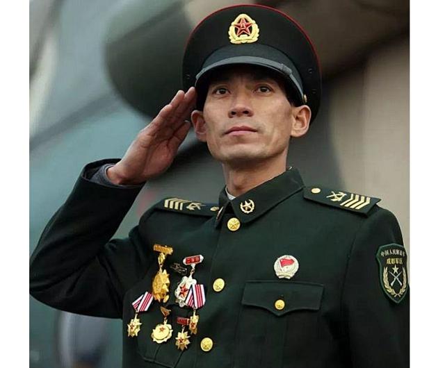 回顾中国一级军士长,军衔不高却享受将军待遇,部队为他更改编制