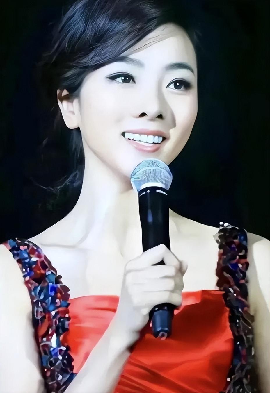 回顾央视李思思3年生2娃放弃事业选择家庭如今的她幸福么