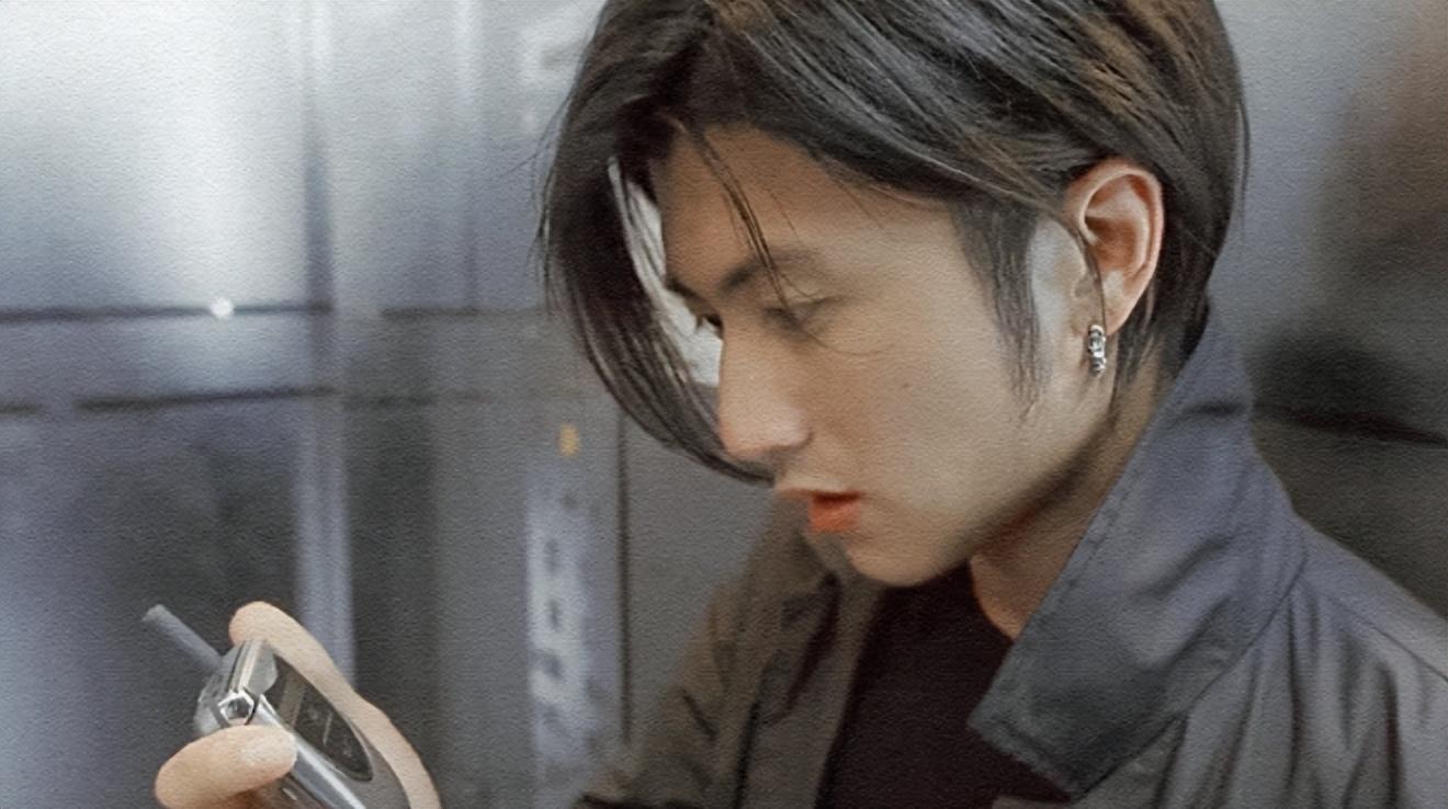 在观众的印象中,谢霆锋永远都是留着长发的样子.