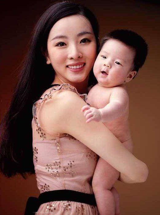 回顾央视李思思3年生2娃放弃事业选择家庭如今的她幸福么