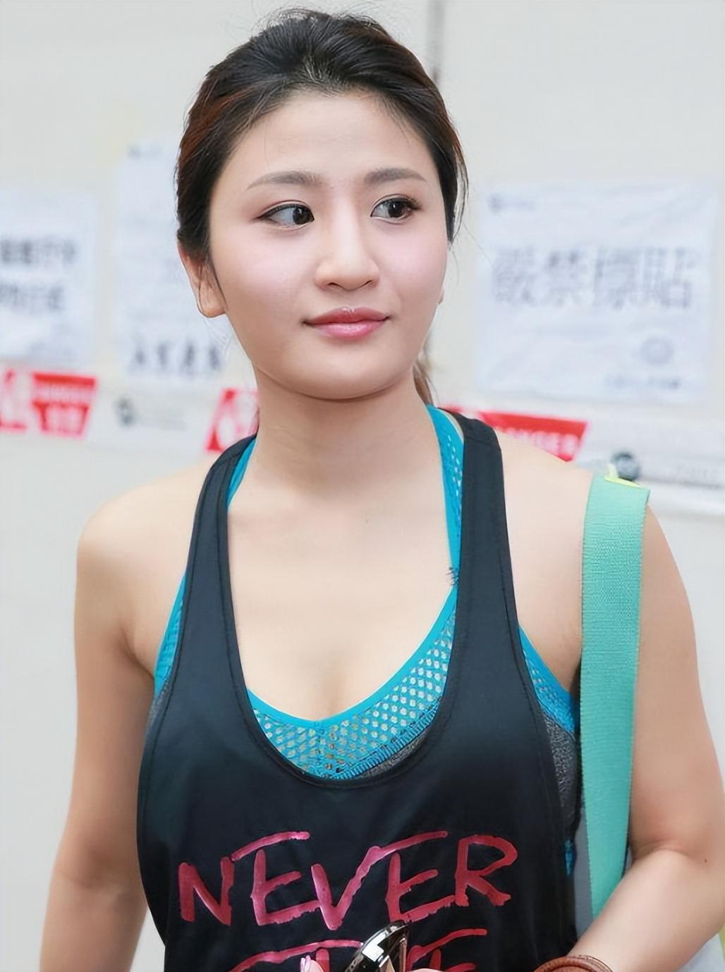 她五官大气身材爆好被誉港版瑶瑶曾陷丑闻今事业家庭双丰收