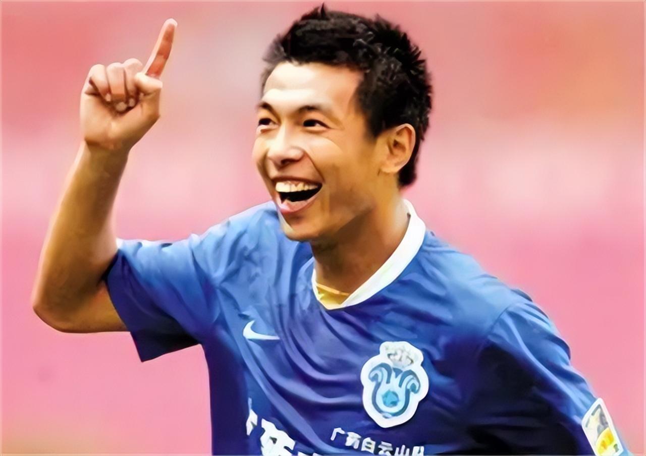 回顾国足徐亮28岁落选国家队退役后教学今投资海外生活滋润