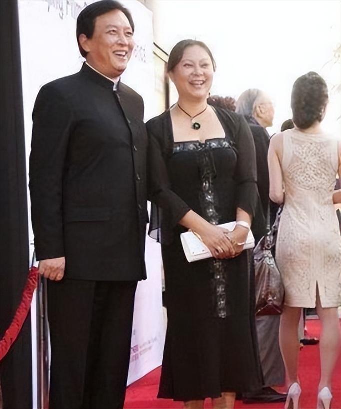 在事业的上升期,唐国强遇到了他的第一任妻子孙涛.