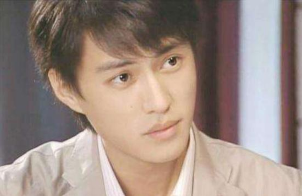 回顾靳东从服务员逆袭成演员能成功要感谢两位母亲的帮助