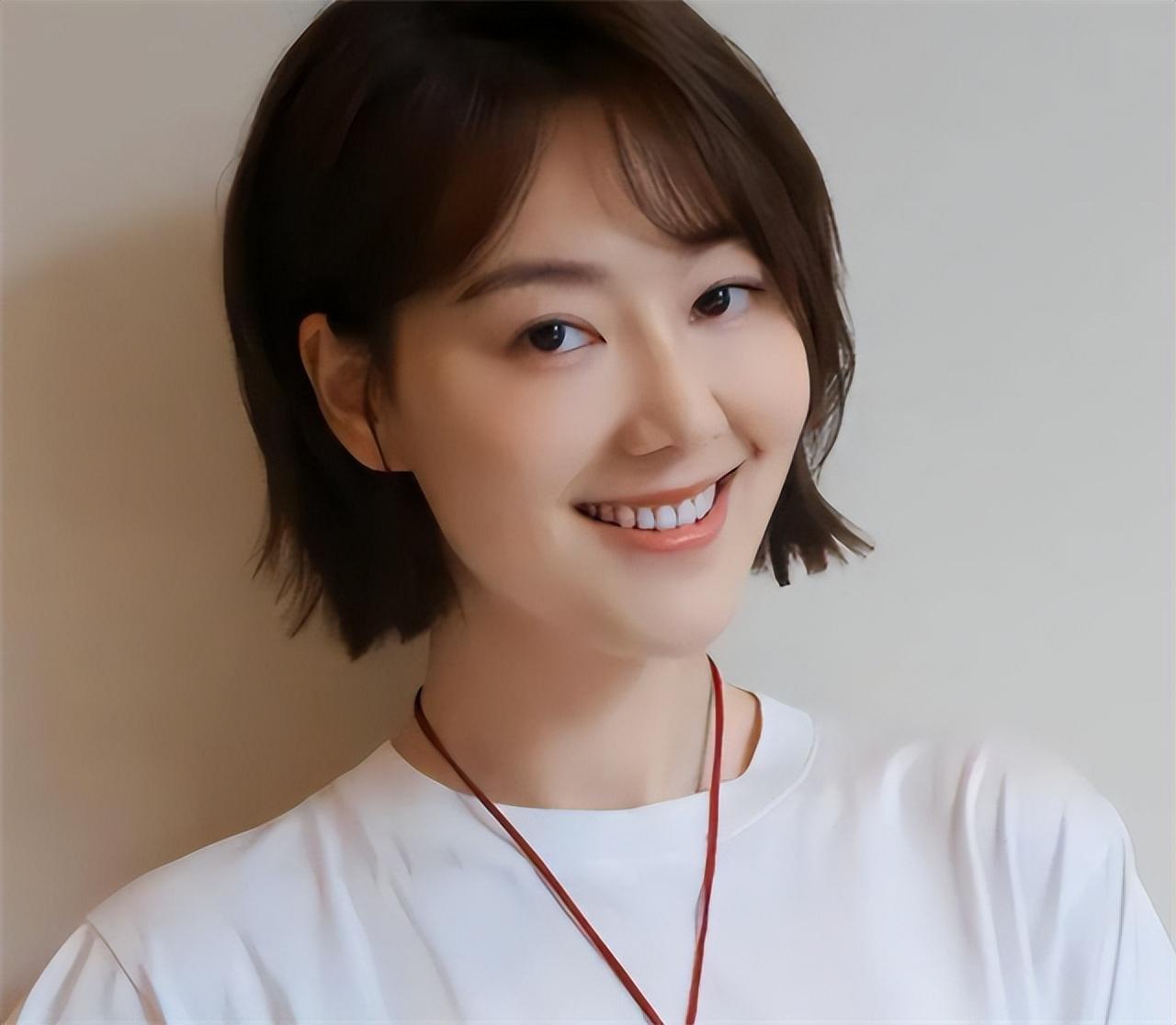 回顾央视主持人王冠离开央视5年今自由独立39岁依旧单身