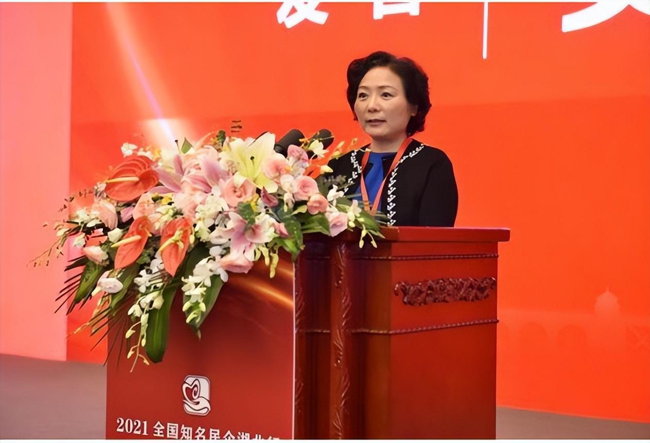 手握11万亩地皮银行存778亿现金她才是中国地产女首富