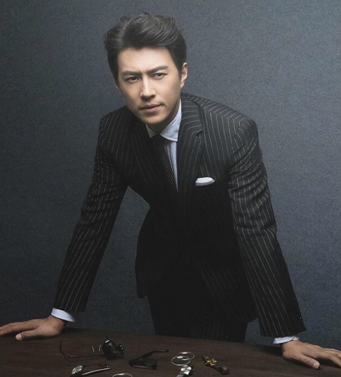 回顾靳东从服务员逆袭成演员能成功要感谢两位母亲的帮助