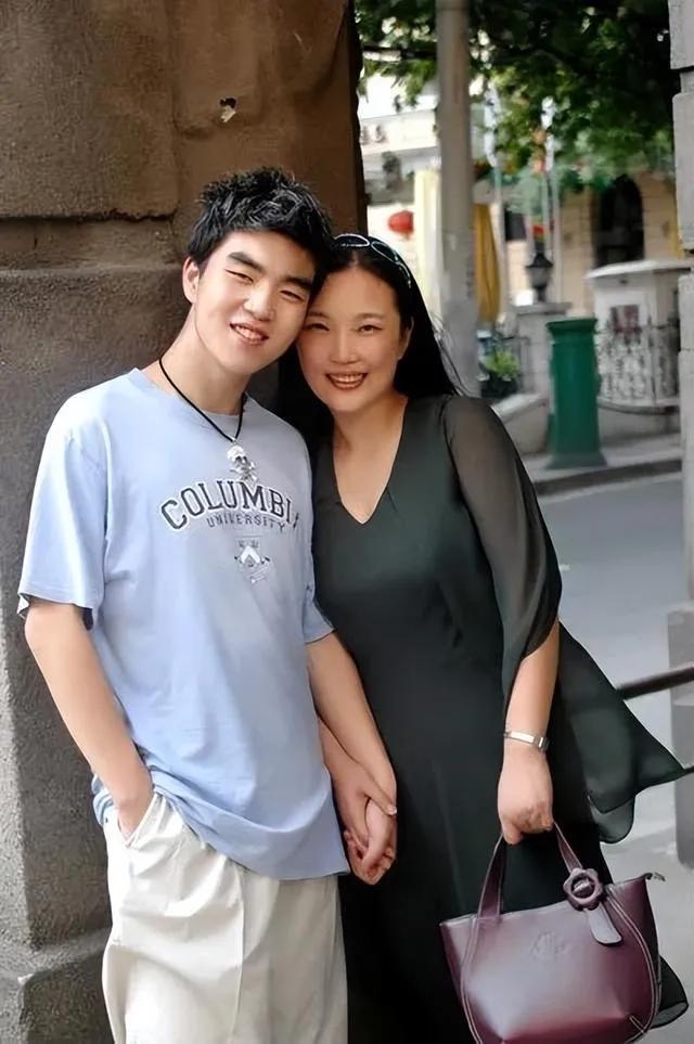 成绩优异,不需要特殊关照虽然丁丁已经能正常的走路,但因为脑瘫的原因