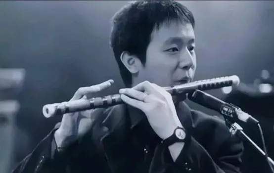 窦唯现身灵隐寺身材发福衣着随便与前妻王菲相差太远了