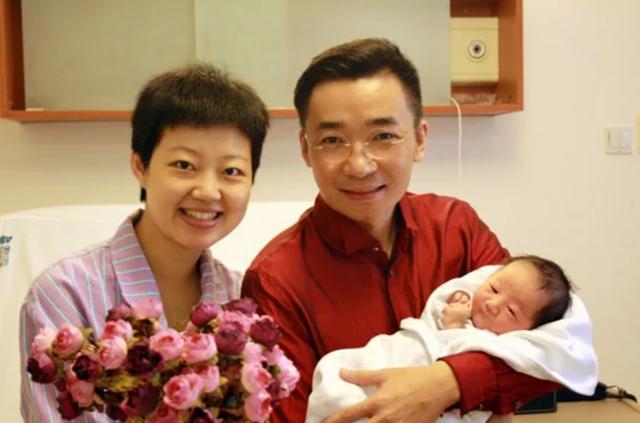 央视主持人高博娶同学为妻恩爱相伴二十载一家三口其乐融融