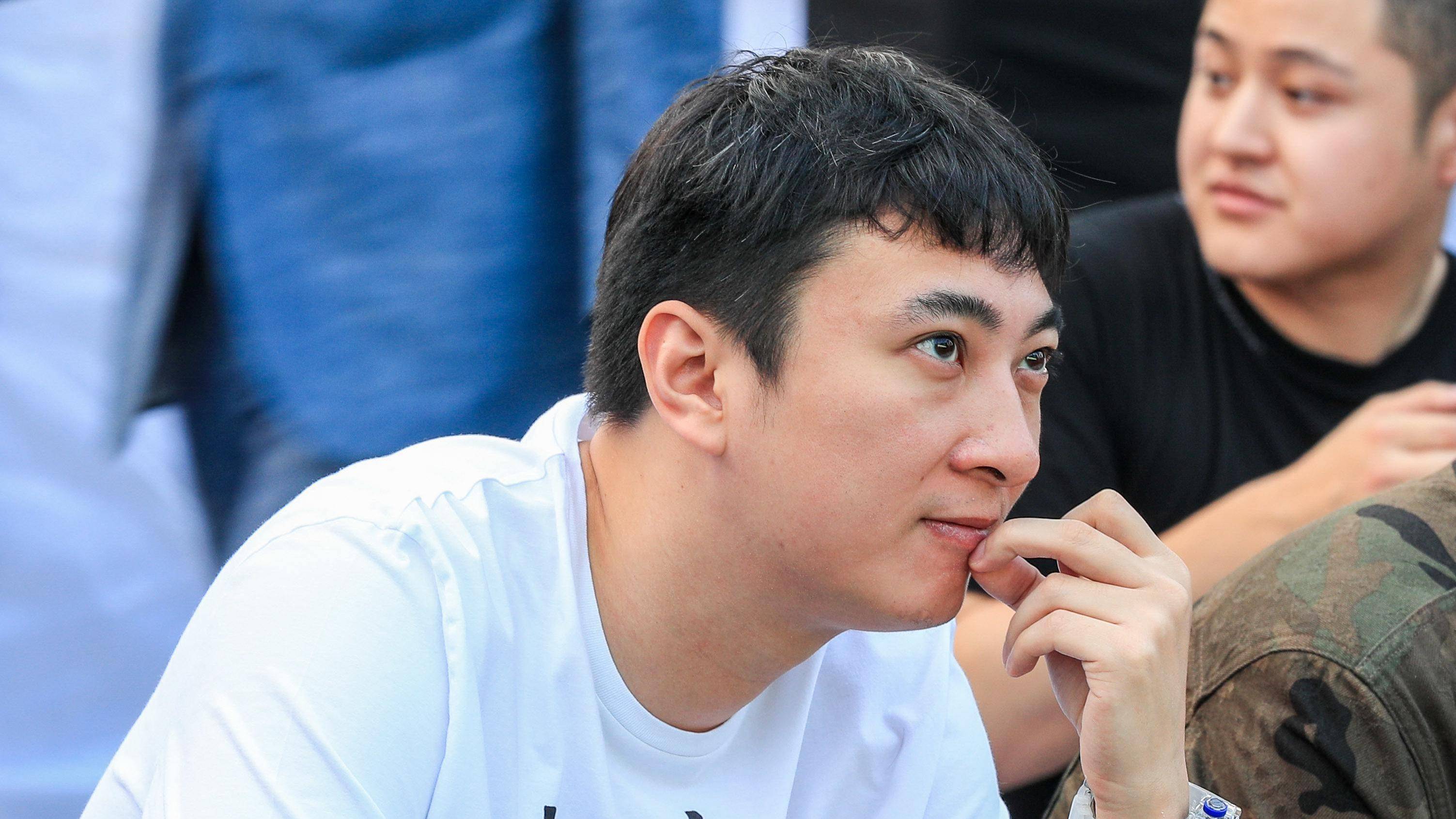 王思聪新玩伴颜值引热议,不婚主义者的爱情观再受关注