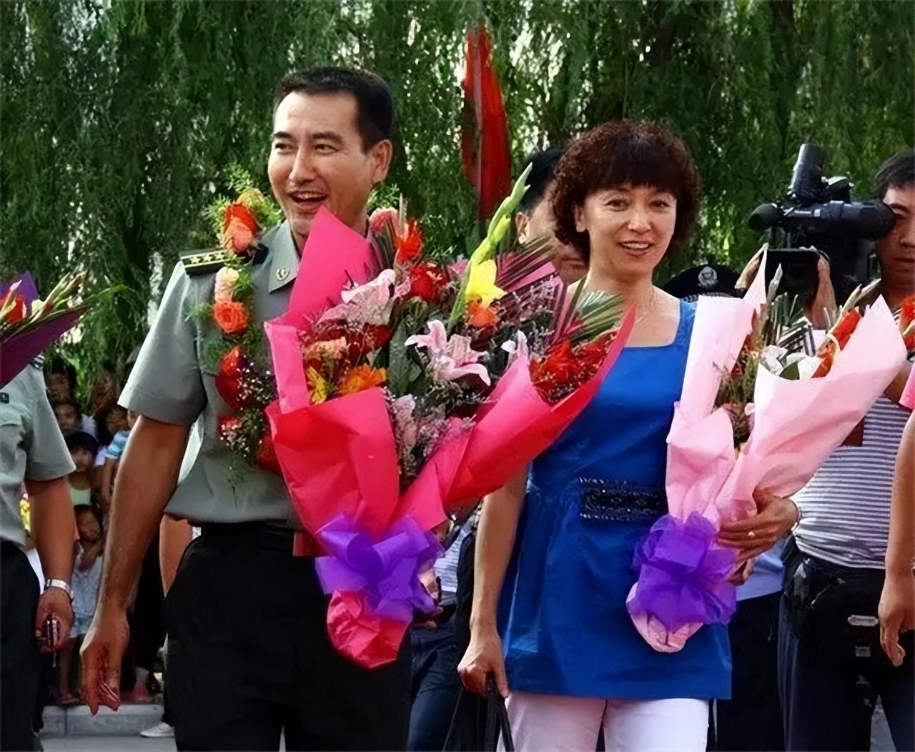 回顾翟志刚的爱人张淑静长相清秀招人喜欢婚后却主动提出离婚