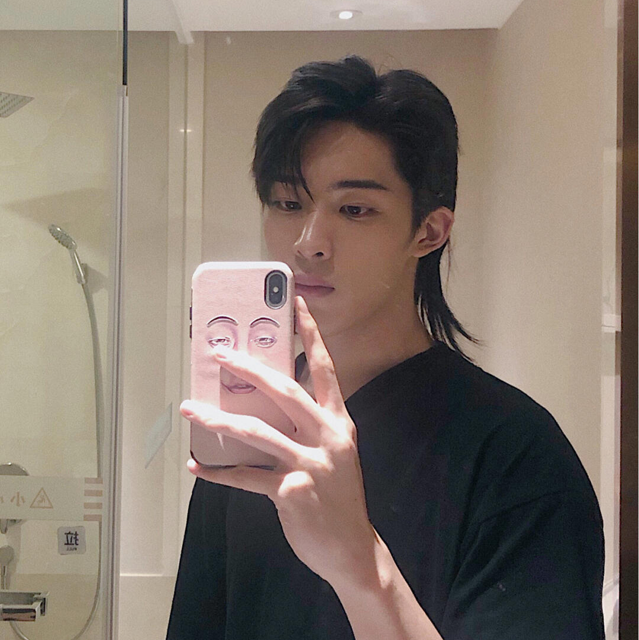 长脸男生适合留刘海修饰脸型,如韩系纹理,空气刘海等发型.