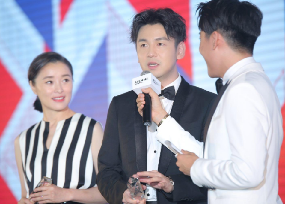 呆头呆脑的雷佳音为何能如此抢手他的清醒让内娱羞愧