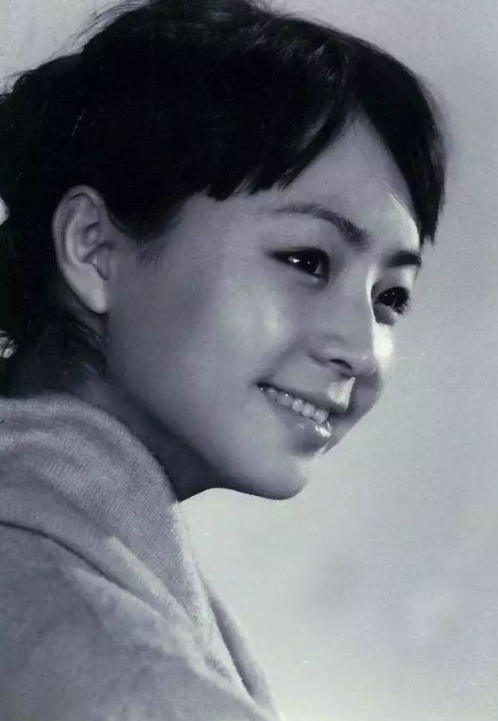 不要看如今的宋丹丹不修边幅,当年的她,漂亮连到倪萍都被比下去