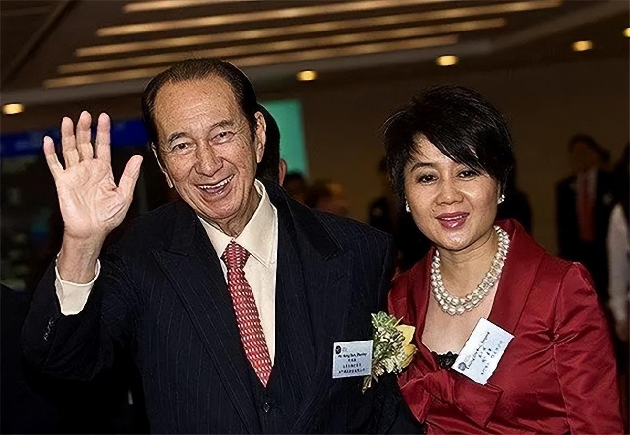 回顾赌王何鸿燊去世一年下葬不是因为风水与李嘉诚妻子有关