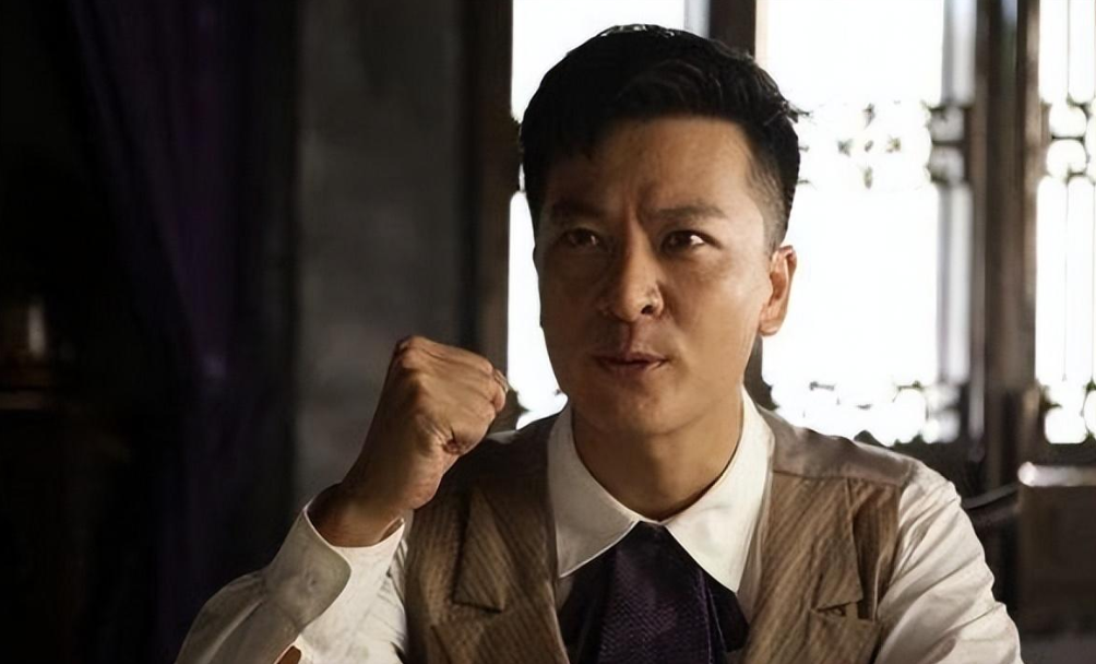 于毅出生在山东青岛.跟其他人比起来,于毅的演员之路可谓是一波三折.