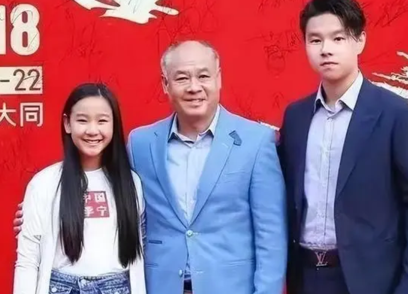 体操王子李宁身家过百亿头发斑白尽显老态六旬妻子依然貌美