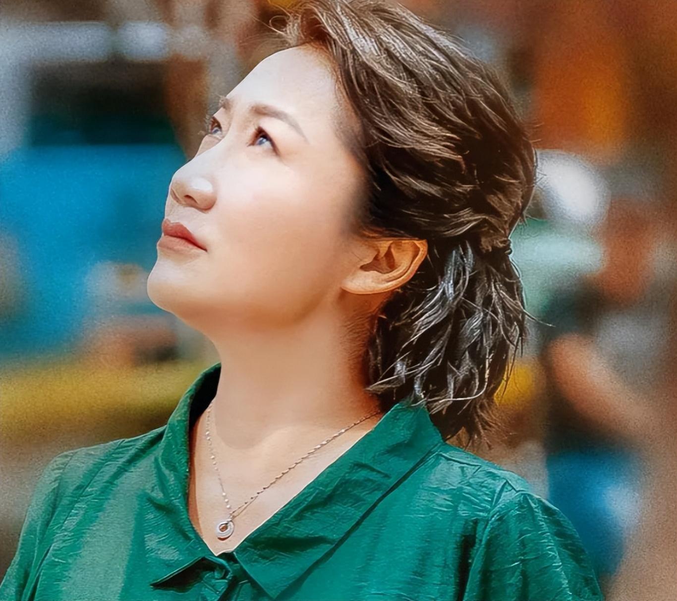 《伪装者》爆火,孤狼的演员郭虹也随即出圈,她很精彩地刻画了孤狼的狠