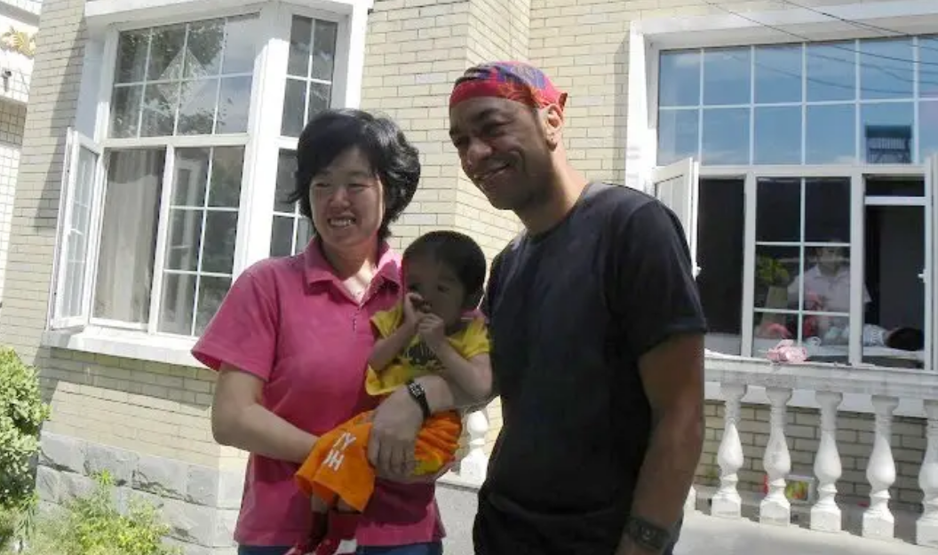 马克在这里认识了一个患有先天性新增补的3岁女孩,为了帮助这个孩子