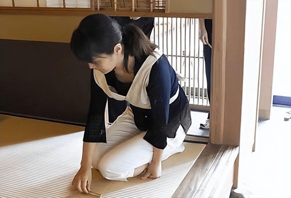 月薪14万"跪式服务"