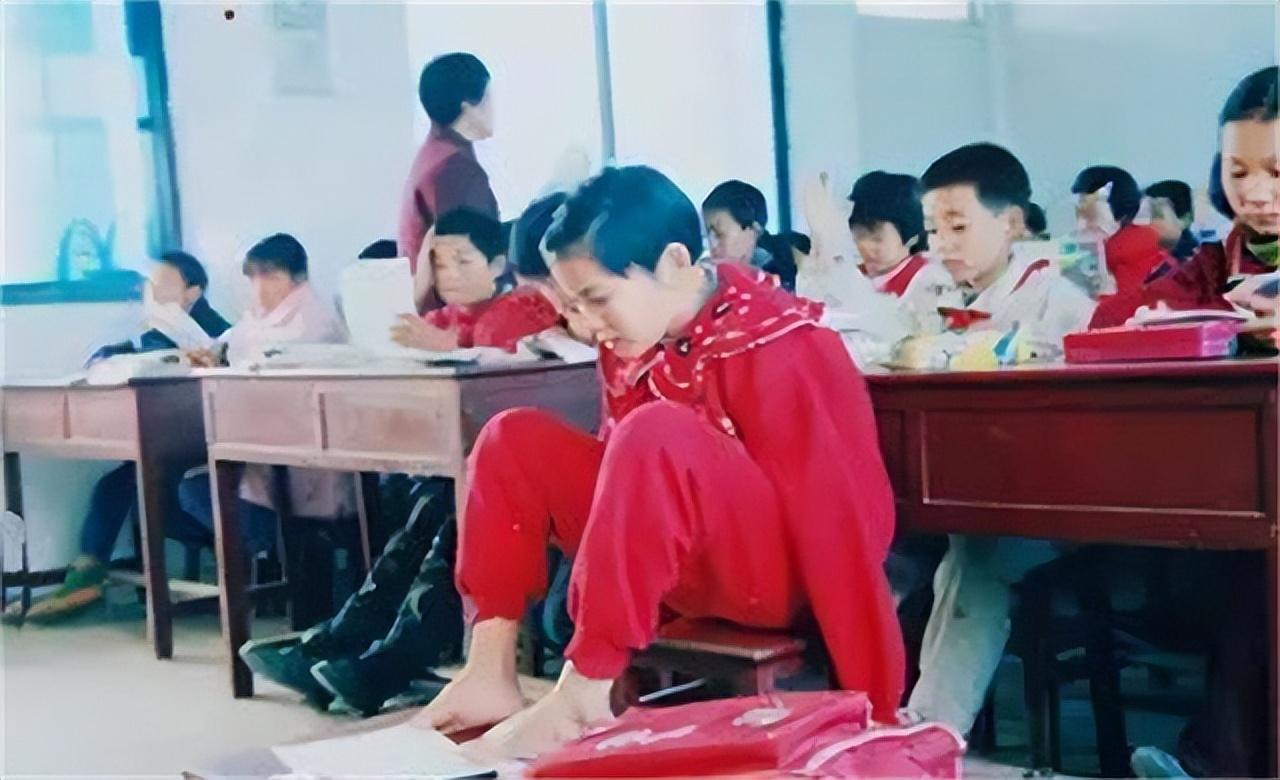 回顾断臂女孩雷庆瑶不幸触电3岁截肢却靠双脚逆袭成公益明星