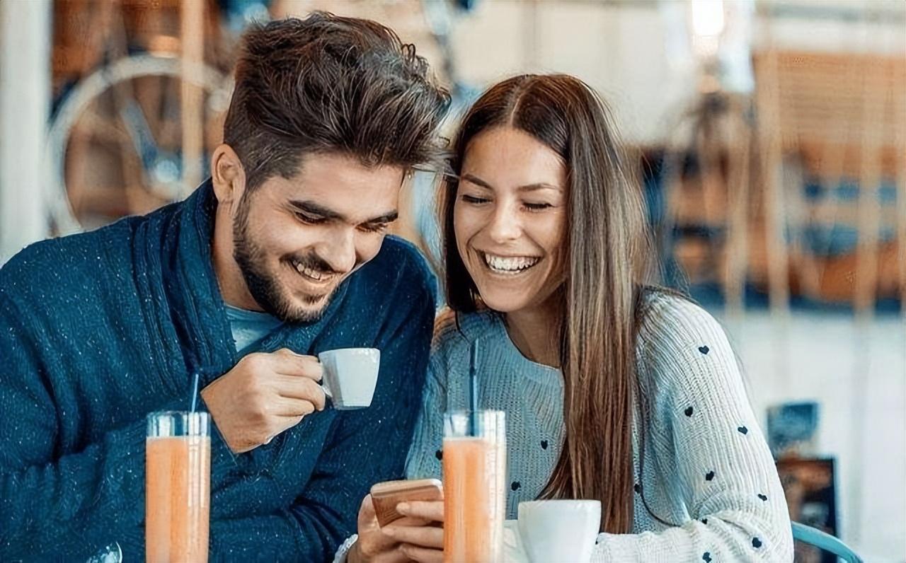 回顾17年姑娘谈恋爱谈一个死一个警方介入却将她闺蜜抓走