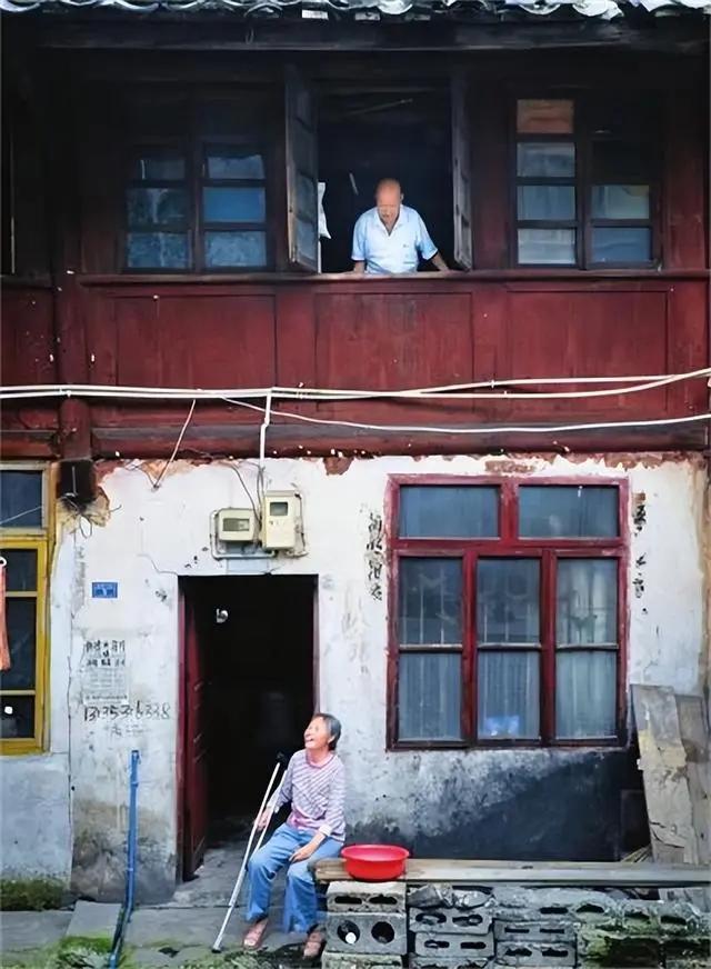 云南59岁老妇在阁楼藏情夫24年2011年才被发现她这是为何