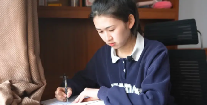 回顾从初中辍学打工妹到夺取世界冠军这个00后只用了五年时间