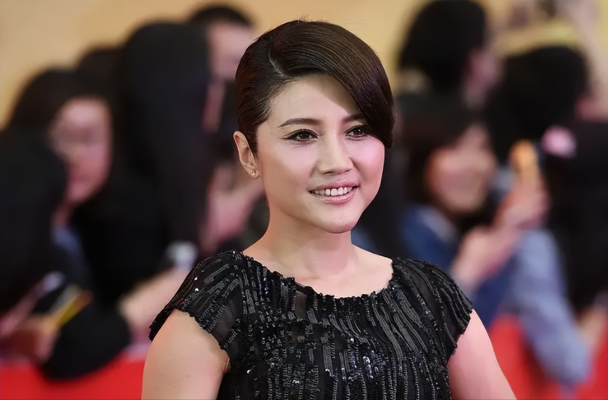 在羡慕周美仁的时候,不妨看看他的妻子赵珊.