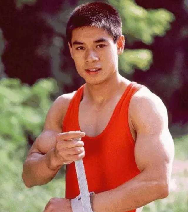 体操王子李宁身家过百亿头发斑白尽显老态六旬妻子依然貌美