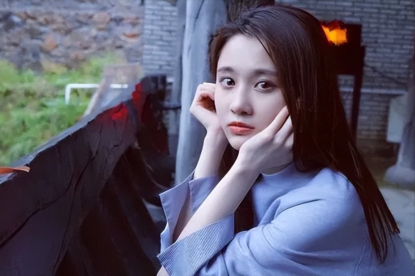 幸运的是张慧雯坚持了下来,在十七岁那年考进了北舞,学习中国民族舞