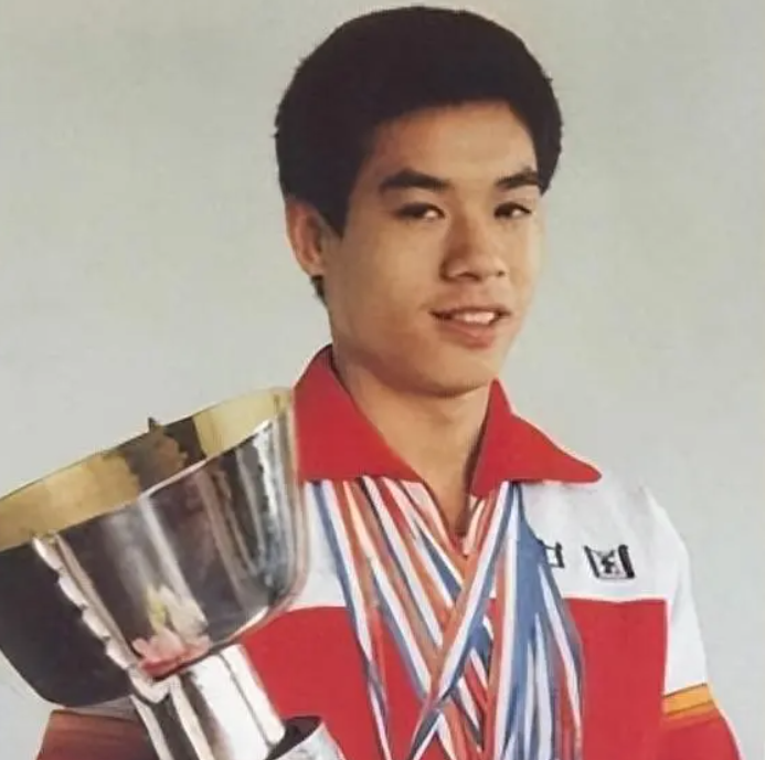 体操王子李宁身家过百亿头发斑白尽显老态六旬妻子依然貌美