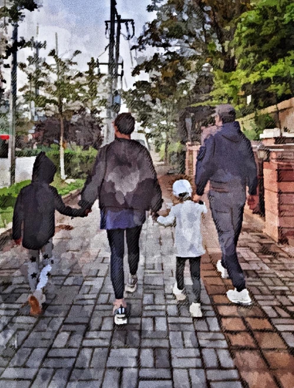 回顾靳东从服务员逆袭成演员能成功要感谢两位母亲的帮助