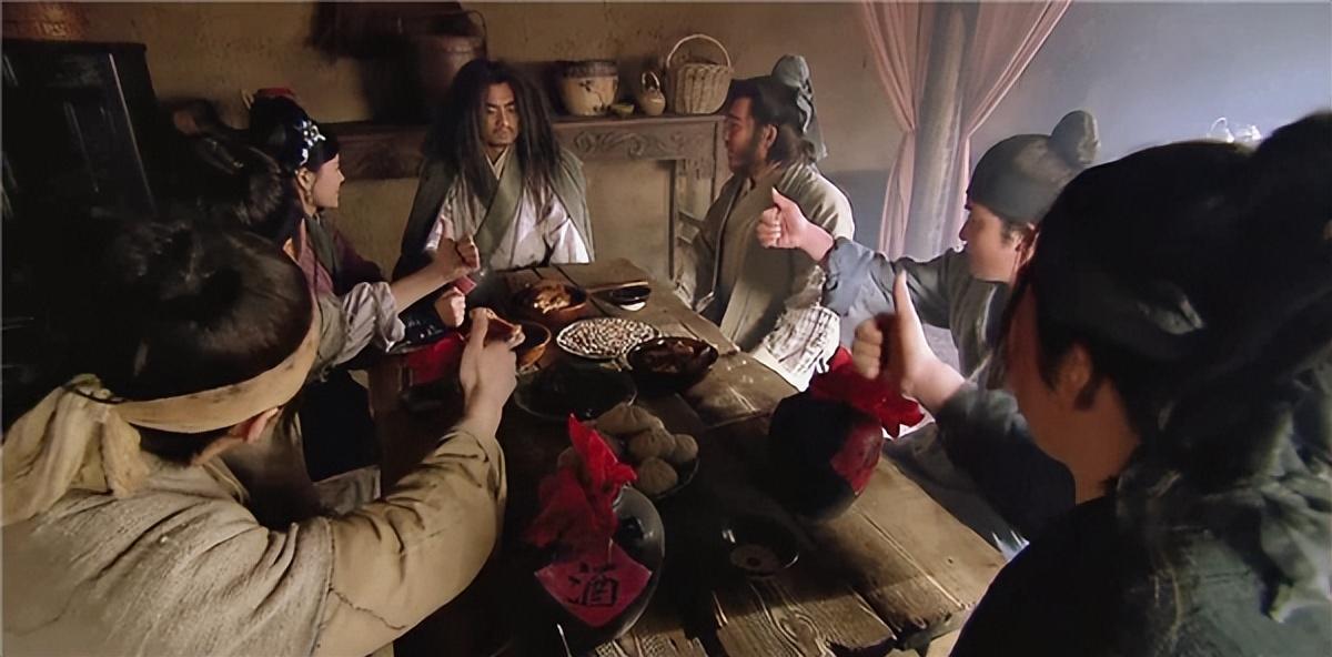 武松十八碗酒的真相武松在景阳冈打虎前,曾在山下的小酒馆喝下十八