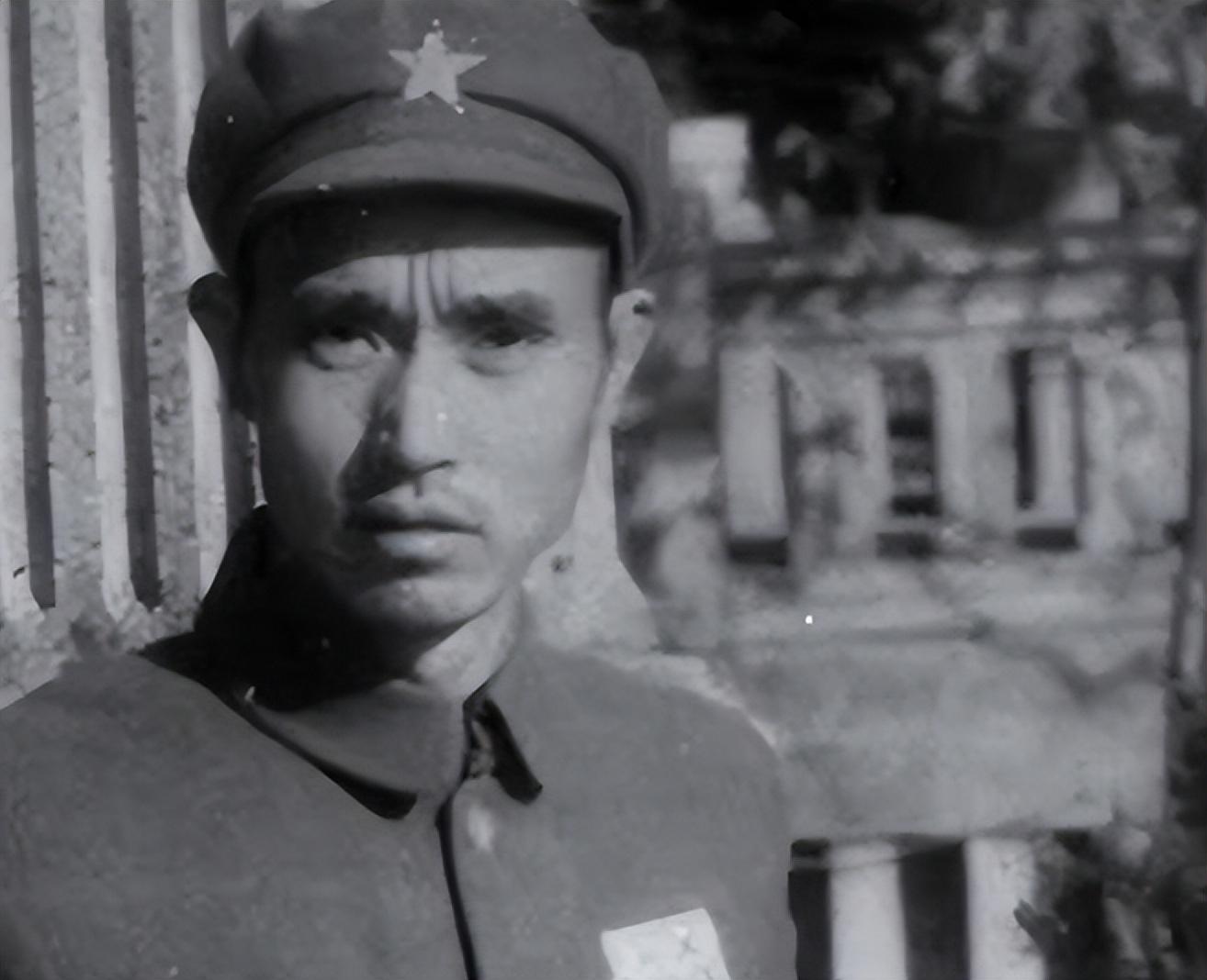 而在迷糊中,周志坚感觉有人在脱自己的裤子.